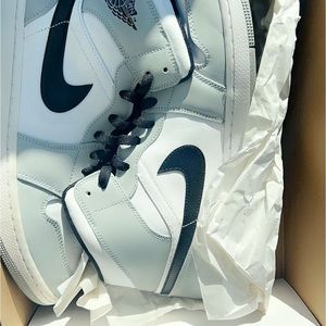 AIR JORDAN 1 (MID) LIGHT SMOKE GREYS